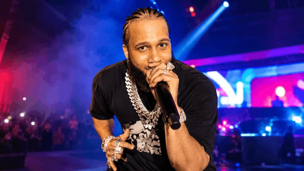 El Alfa performing in the Dominican Republic during his early music career, reflecting his rise from local street shows to becoming a prominent dembow artist.