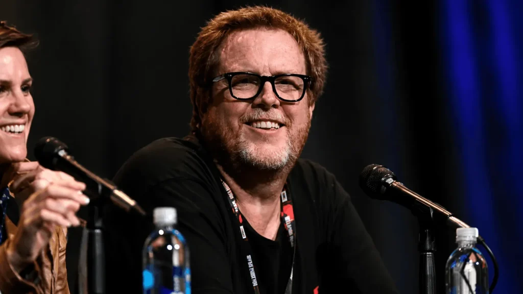 Steve Agee on a television sitcom set
